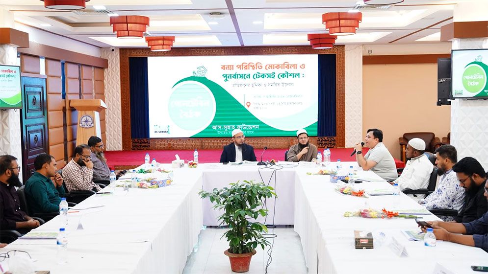 ত্রাণ কার্যক্রমের বর্ণনা নিয়ে প্রেজেন্টেশন দিলেন শায়খ আহমাদুল্লাহ