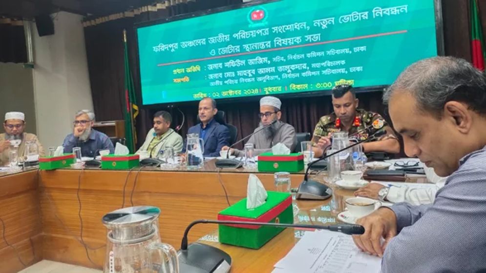 প্রধান উপদেষ্টাকে অনুসরণ করছেন ইসি কর্মকর্তারা