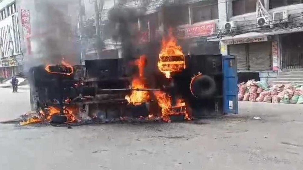 পুলিশের গাড়িতে গার্মেন্টস শ্রমিকদের আগুন