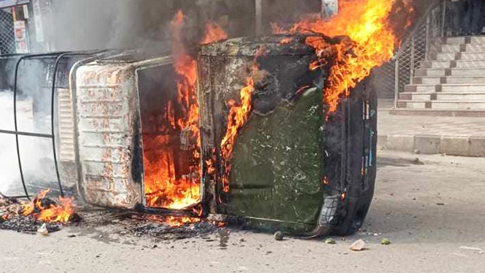পোশাক শ্রমিকদের বিক্ষোভ: সেনাবাহিনী ও পুলিশের গাড়িতে আগুন, গুলিবিদ্ধ ২