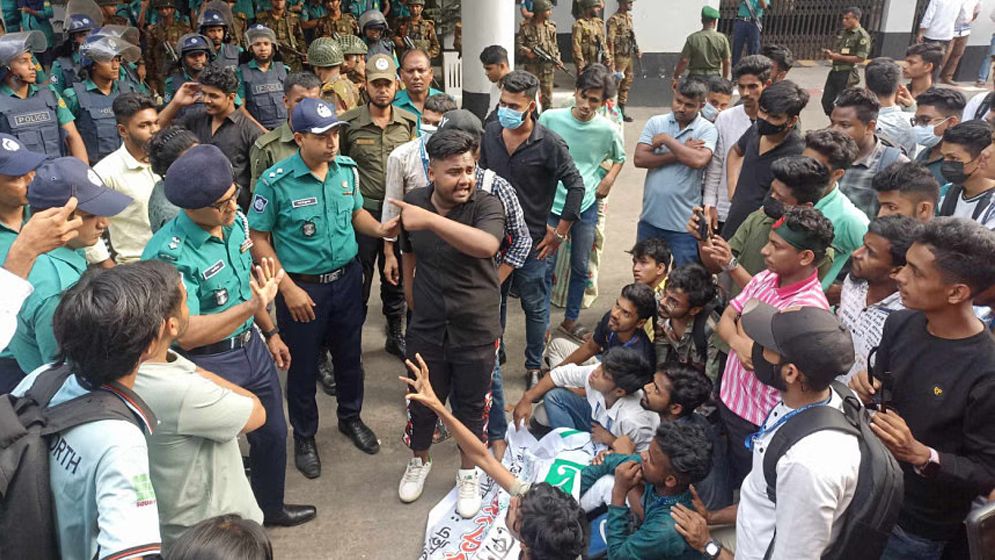 ঢাকা বোর্ডের ফটক ভেঙে বিক্ষোভ, হামলায় আহত শিক্ষার্থীরা