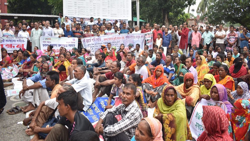 যশোরে ভবদহের জলাবদ্ধতা নিরসনের দাবিতে ডিসি অফিস ঘেরাও