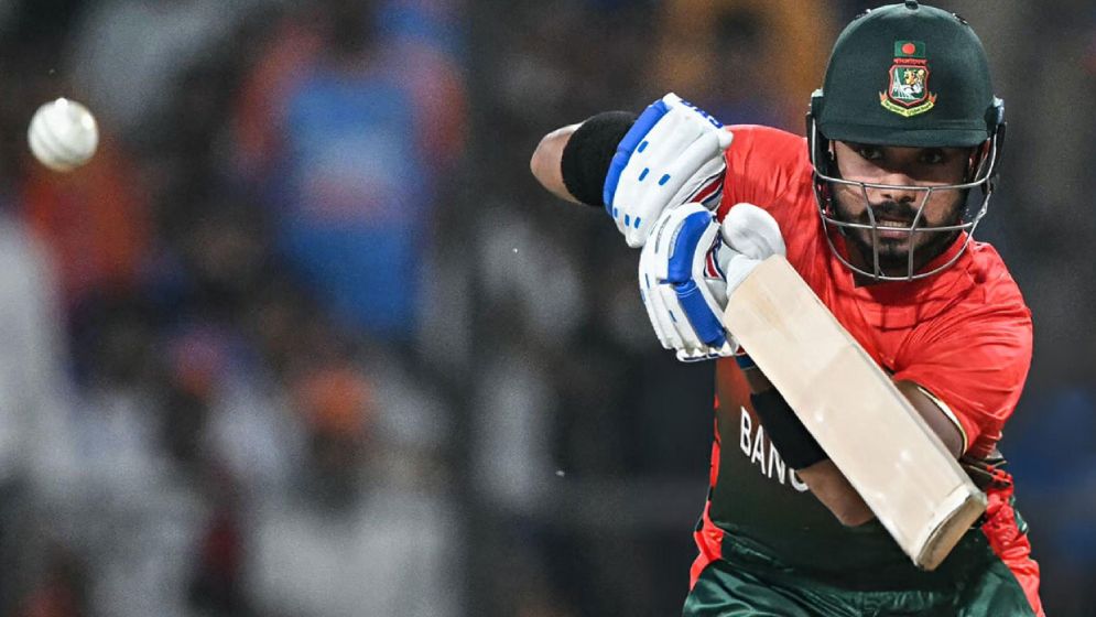 দুই উইকেট হারিয়ে শুরুতেই চাপে বাংলাদেশ