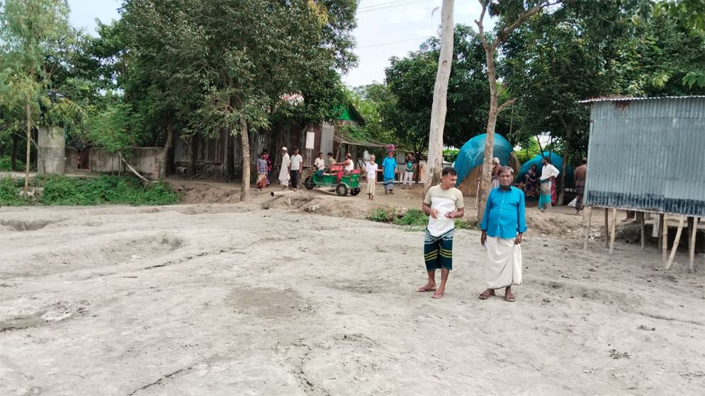 রায়পুরায় পৈত্রিক সম্পত্তিতে মাটি ভরাটে চাঁদা দাবি, ঘরবাড়ি ভাঙচুর
