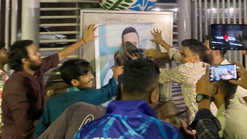 মিরপুর স্টেডিয়াম চত্বরে সাকিবের ছবিতে জুতাপেটা