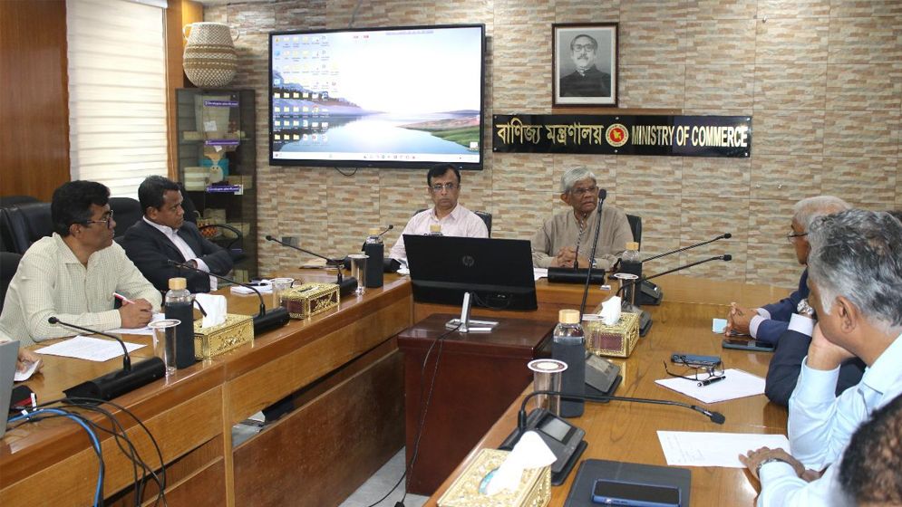 আমাদের রিজার্ভ বাড়ছে, অর্থনীতি ঘুরে দাড়াচ্ছে: বাণিজ্য উপদেষ্টা