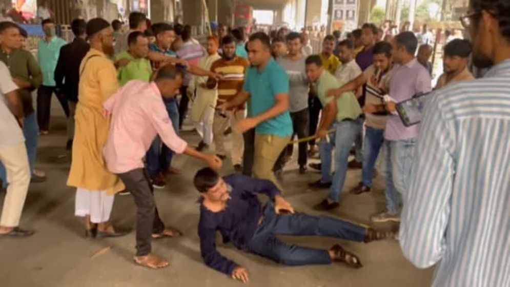 প্রেসক্লাবের সামনে আ.লীগ-বিএনপির পাল্টাপাল্টি ধাওয়া