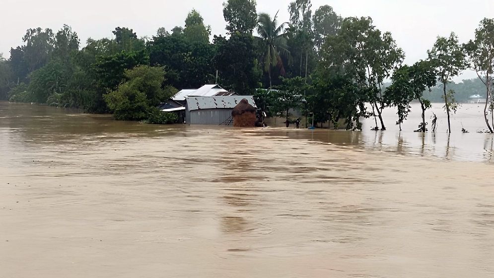 ত্রাণ কার্যক্রমে বৈষম্যের শিকার শেরপুর, বন্যার্তদের পাশে দাঁড়ানোর আহ্বান
