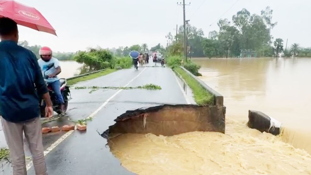 পাহাড়ি ঢল আর অবিরাম ভারী বৃষ্টিতে শেরপুরে ভয়াবহ বন্যা