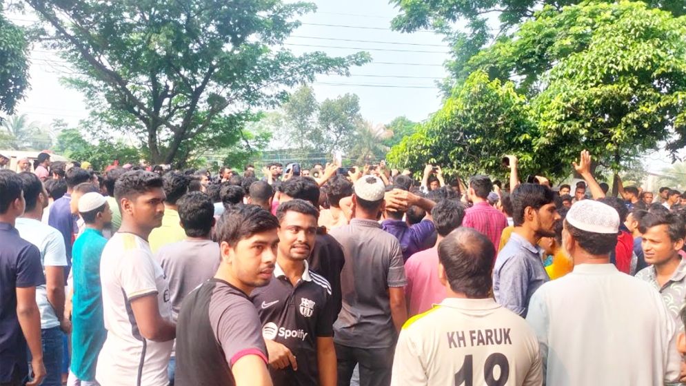 ঢাকা-চট্টগ্রাম মহাসড়ক অবরোধ করে শ্রমিকদের বিক্ষোভ, দীর্ঘ যানজট