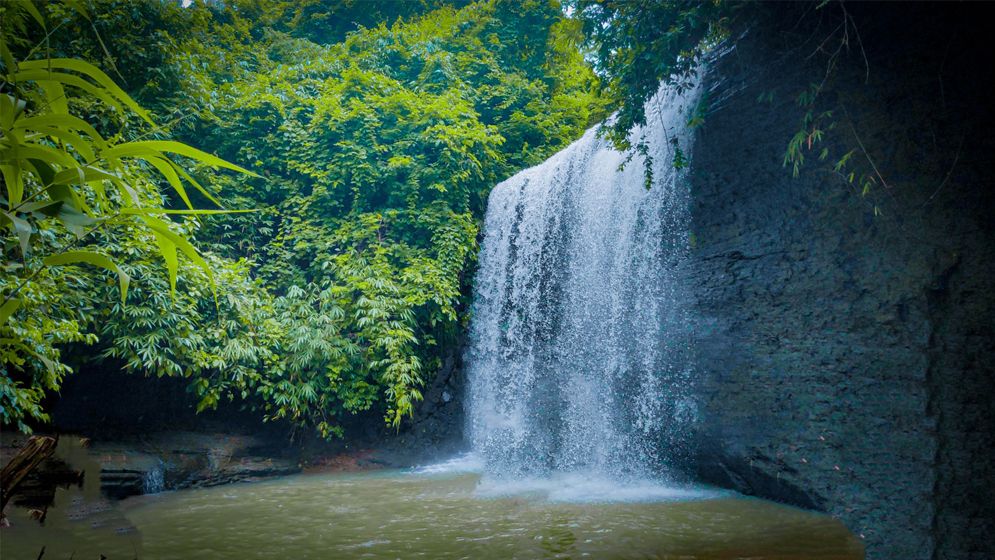রূপসী ঝরনায় গিয়ে প্রাণ গেল ২ পর্যটকের