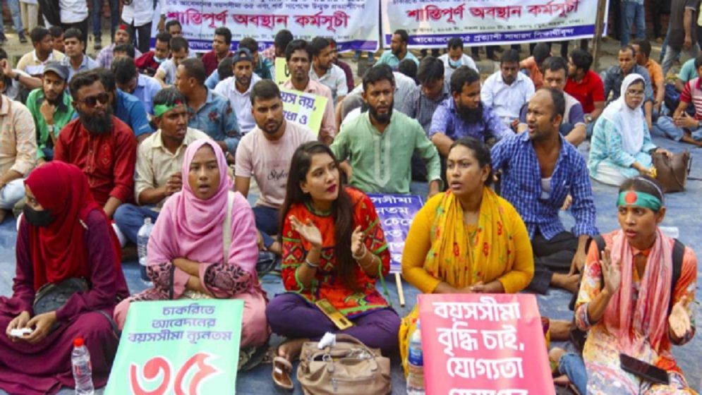 বয়সসীমা ৩৫, প্রজ্ঞাপনের দাবিতে আমরণ অনশনে শিক্ষার্থীরা