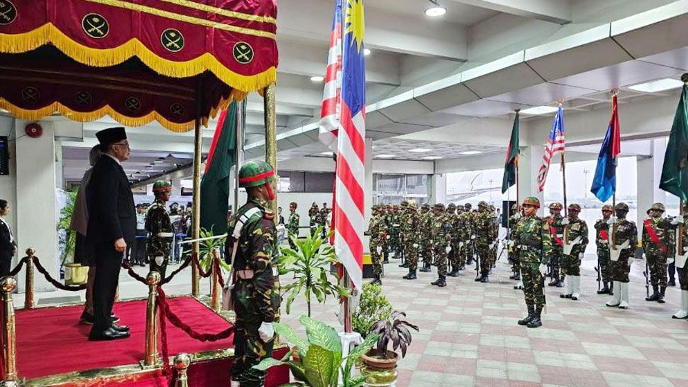 মালয়েশিয়ার প্রধানমন্ত্রী আনোয়ার ইব্রাহিমকে গার্ড অব অনার