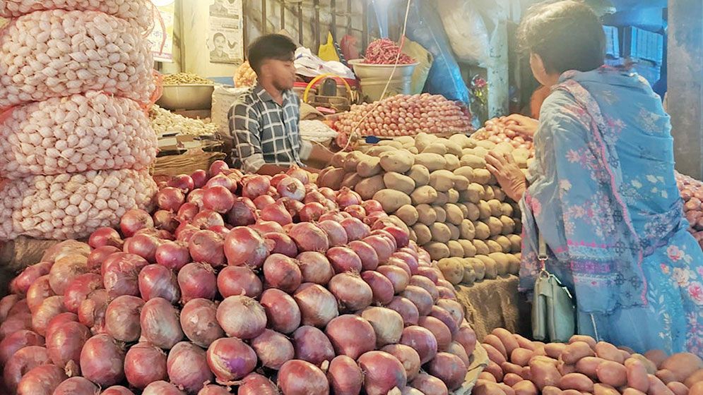 পেঁয়াজের ঝাঁজে ক্রেতার চোখে পানি