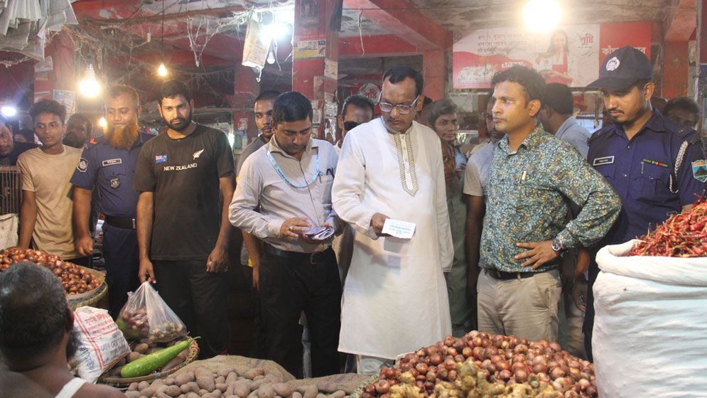 পাবনায় জেলা প্রশাসন ও ভোক্তা অধিকারের যৌথ অভিযান, বিভিন্ন প্রতিষ্ঠানকে জরিমানা