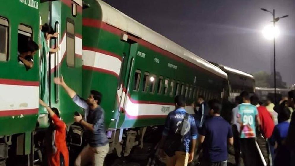 দেরিতে ছাড়ছে ট্রেন, দুর্ভোগে যাত্রীরা