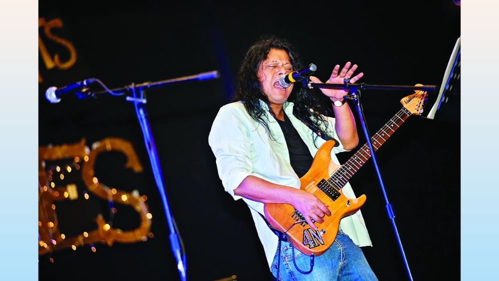 অ্যাডিলেডে গাইবেন জেমস