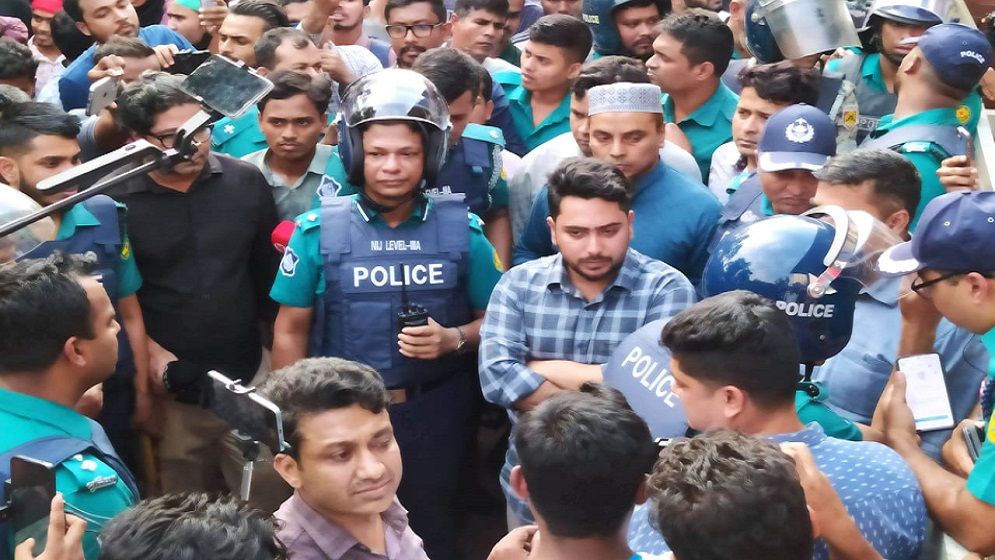 সচিবালয়ে তথ্য উপদেষ্টা, শিক্ষা সচিব ও জবি ছাত্র প্রতিনিধিদের বৈঠকে যে আলোচনা হলো