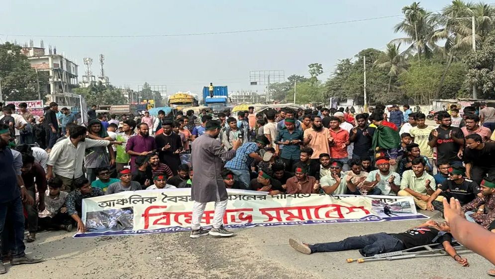 উত্তরাঞ্চল থেকে উপদেষ্টার দাবিতে ঢাকা-রংপুর মহাসড়ক অবরোধ