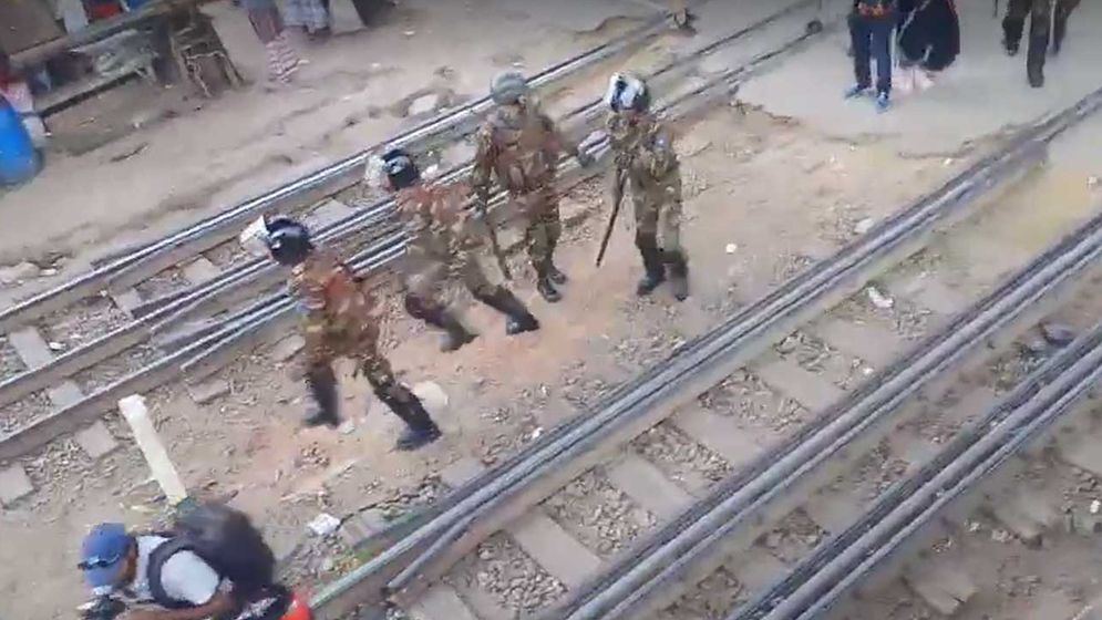 অটোরিকশা চালকদের ধাওয়া দিলো সেনাবাহিনী