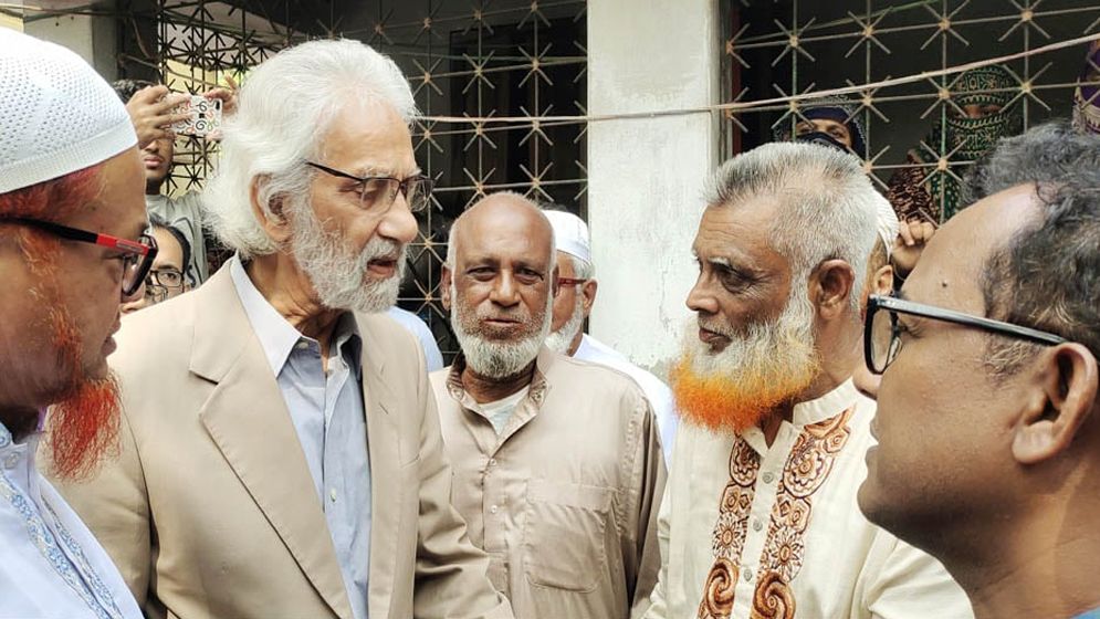 শহীদ আব্দুল্লাহ’র কবর জিয়ারত করলেন উপদেষ্টা আরিফ