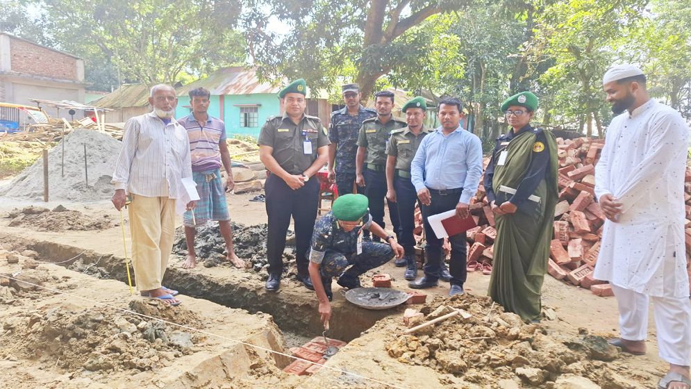 ঘরহারা ফয়েজের মুখে হাসি ফেরালো আনসার বাহিনী