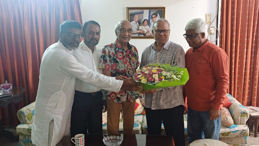 বর্ষীয়ান সাংবাদিক শফিক রেহমানও আওয়ামী ছোবল থেকে রক্ষা পায়নি
