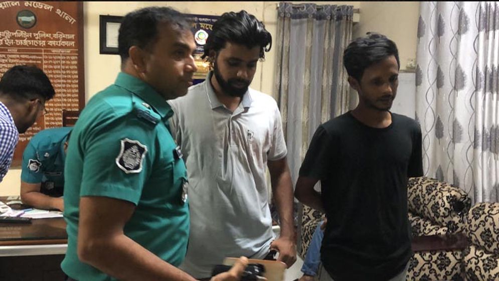ছাত্রলীগের দুই কর্মীকে ধরে পুলিশে সোপর্দ