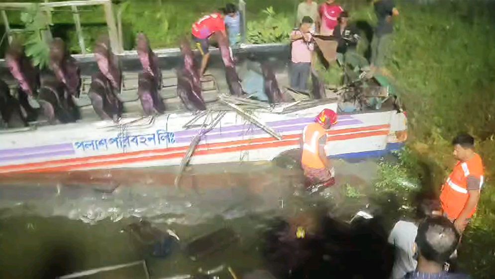 শ্রমিকবাহী বাস খাদে পড়ে নিহত ১, আহত অর্ধশতাধিক