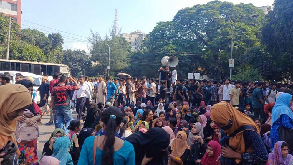 শিক্ষা মন্ত্রণালয় ঘেরাও জবি শিক্ষার্থীদের