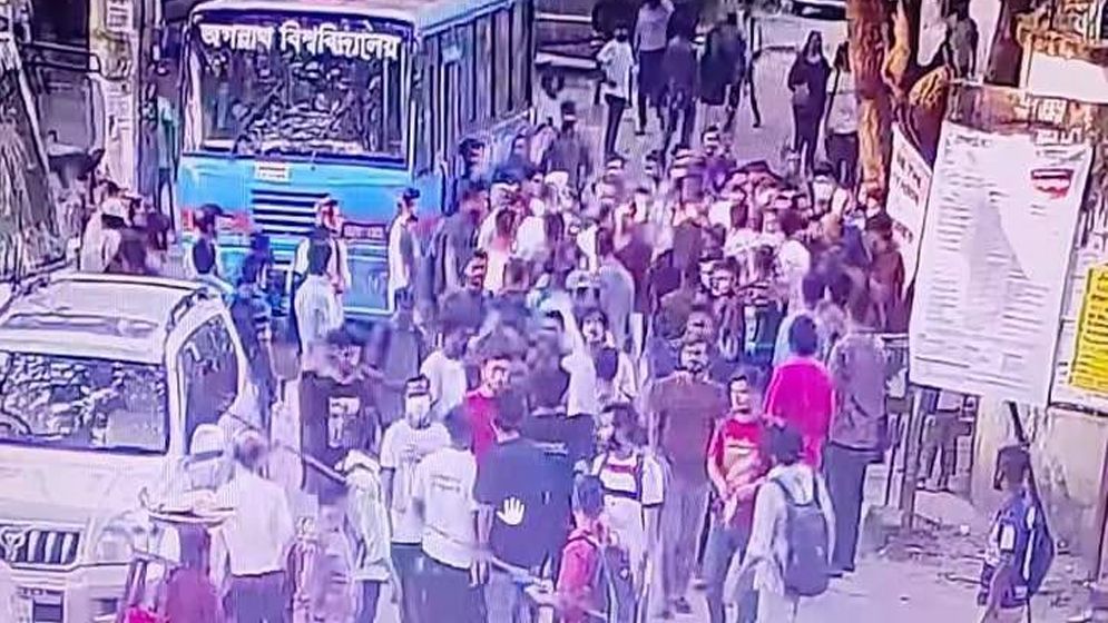 মারামারির ভিডিও করায় জবিতে সাংবাদিকের ওপর ছাত্রদলের হামলা