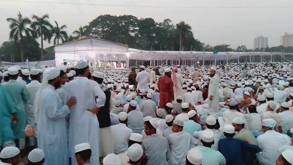 ইসলামি মহাসম্মেলন: যোগ দিতে সোহরাওয়ার্দী উদ্যানে জনতার ঢল