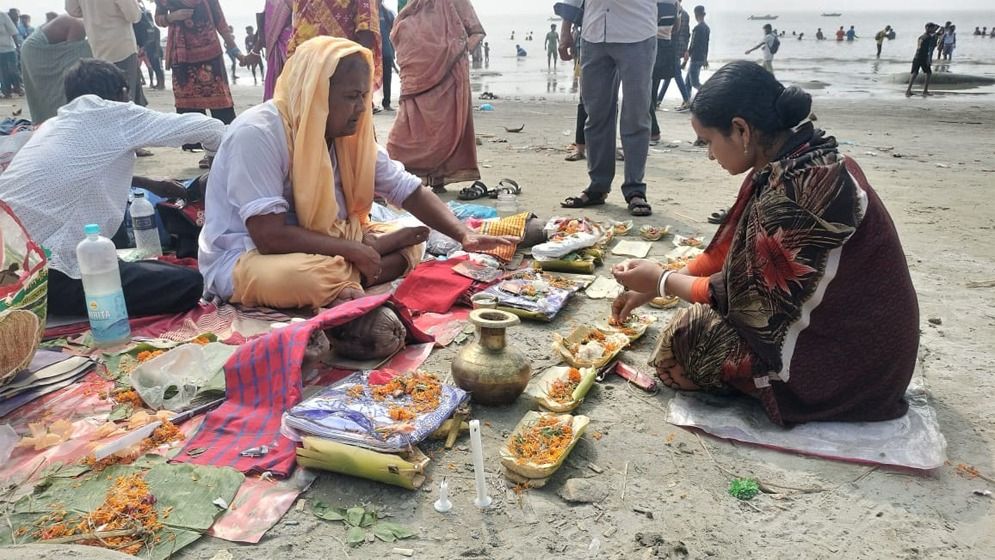 কুয়াকাটায় লাখো পূণ্যার্থী ও পর্যটকদের ভিড়ে শেষ হয়েছে রাস উৎসব