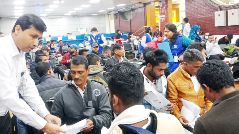লেবানন থেকে দেশে ফিরলেন আরো ৮২ বাংলাদেশি