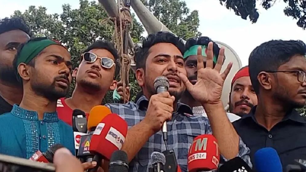 জবি শিক্ষার্থীদের সব দাবি পূরণের প্রতিশ্রুতি উপদেষ্টা নাহিদের
