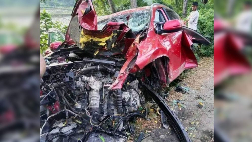 গাছের সঙ্গে প্রাইভেটকারের ধাক্কা, চালকসহ নিহত দুই