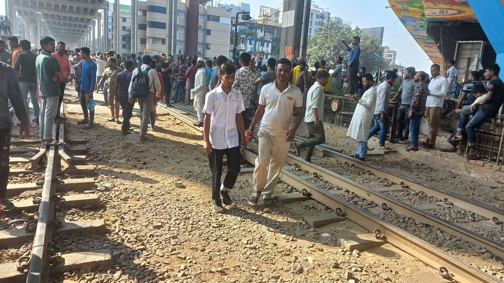 এবার রেললাইন অবরোধ অটোচালকদের, ঢাকার সঙ্গে যোগাযোগ বন্ধ