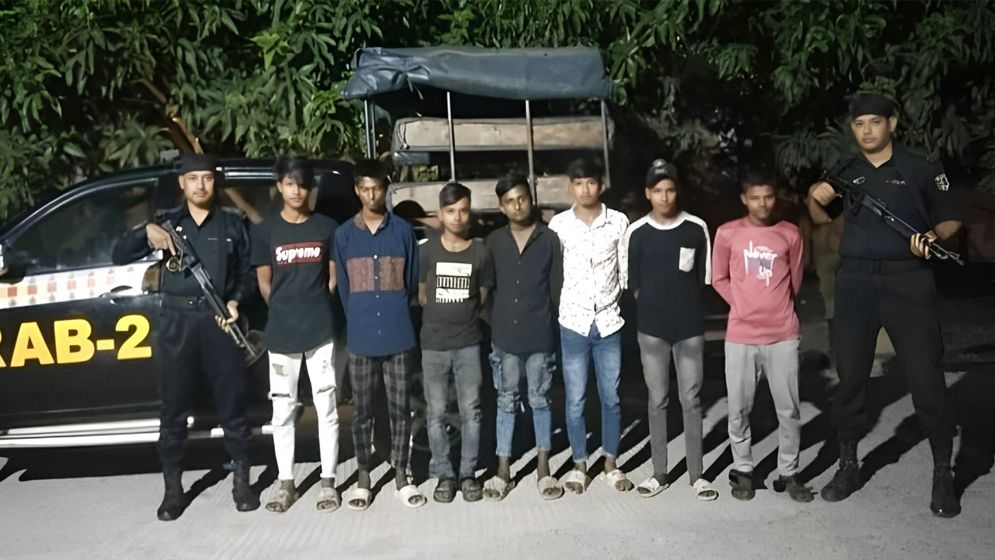 রাজধানীতে অস্ত্রসহ ৭ ছিনতাইকারী আটক