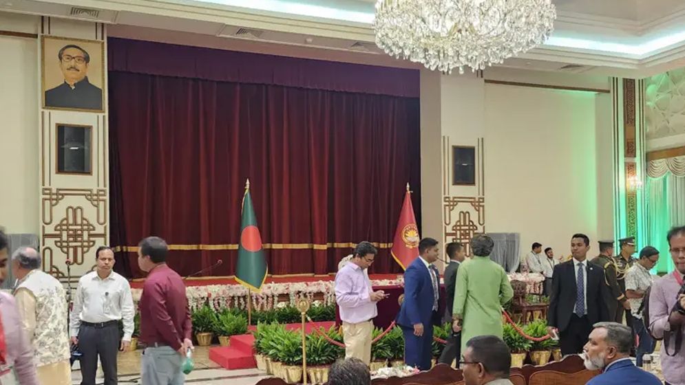শেখ মুজিবের ছবি সরানো নিয়ে আলোচনা-বিতর্ক, এর রাজনৈতিক গুরুত্ব কী?