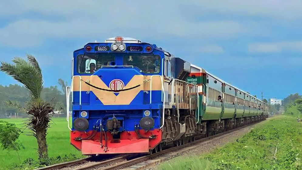 করতোয়া এক্সপ্রেসের ধাক্কায় নিহত ৪