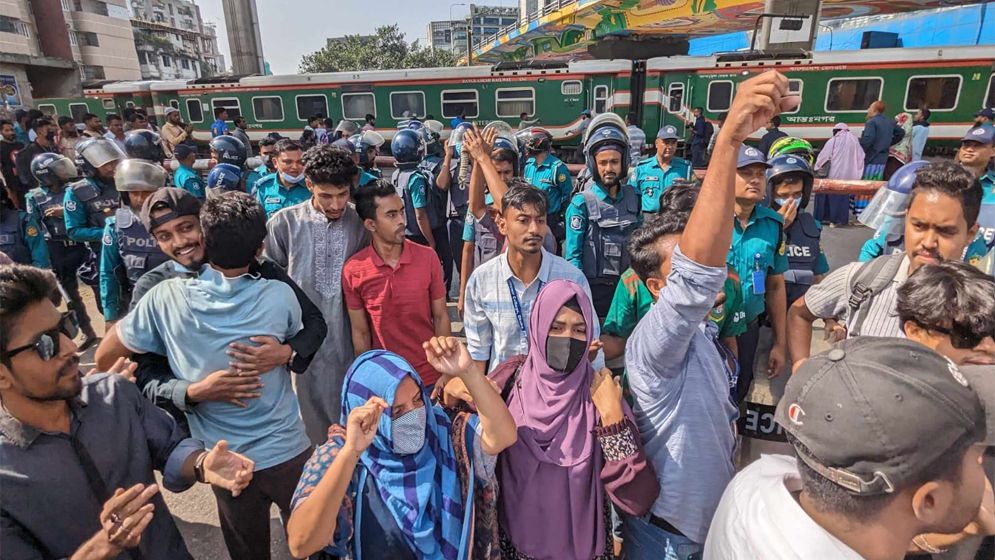 রেললাইন অবরোধ: যাত্রীদের দুর্ভোগ, সিডিউল বিপর্যয়