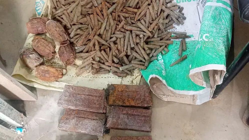 রাজধানীতে পরিত্যক্ত অবস্থায় ৬ হ্যান্ডগ্রেনেড ও ৭২৬ গুলি উদ্ধার