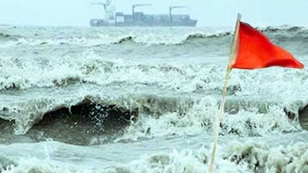 নিম্নচাপে উত্তাল সমুদ্র, বন্দরে সতর্ক সংকেত