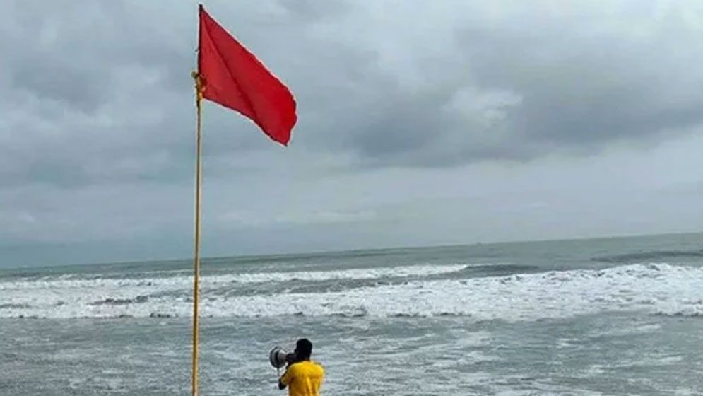 ঘূর্ণিঝড় ফিনজালে উত্তাল সাগর, ৪ সমুদ্রবন্দরে সতর্ক সংকেত