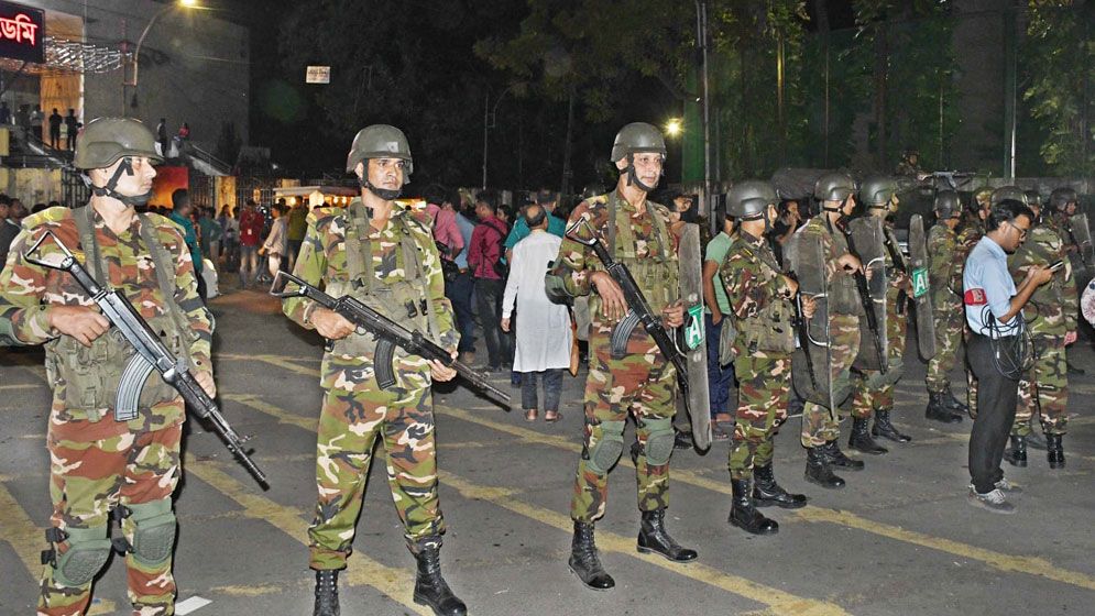 শিল্পকলার সামনে দু’পক্ষের হাতাহাতি, নিয়ন্ত্রণে সেনাবাহিনী-পুলিশ