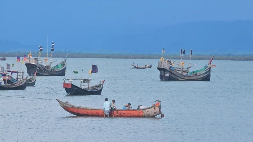আবারো নৌকাসহ ২০ জেলেকে ধরে নিয়ে গেলো মিয়ানমারের আর্মি