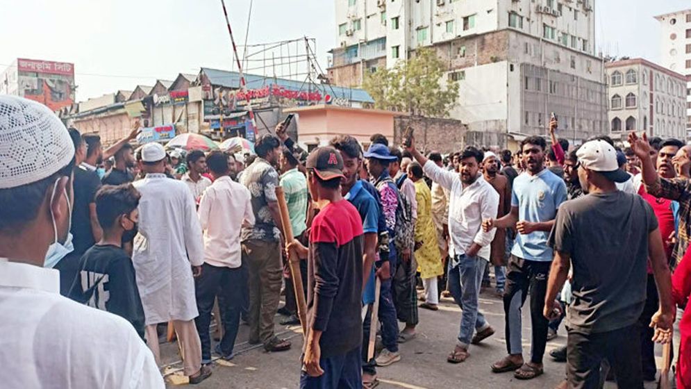 জুরাইনে পুলিশের সঙ্গে অটোরিকশা চালকদের সংঘর্ষ, রেলপথ অবরোধ