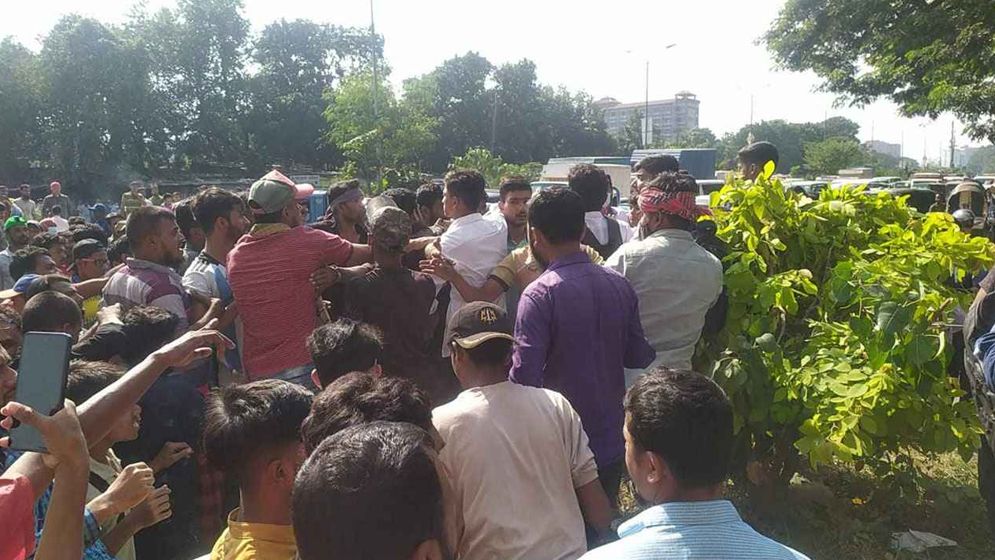 আগারগাঁওয়ে ছাত্রদের সঙ্গে অটোরিকশা চালকদের হাতাহাতি