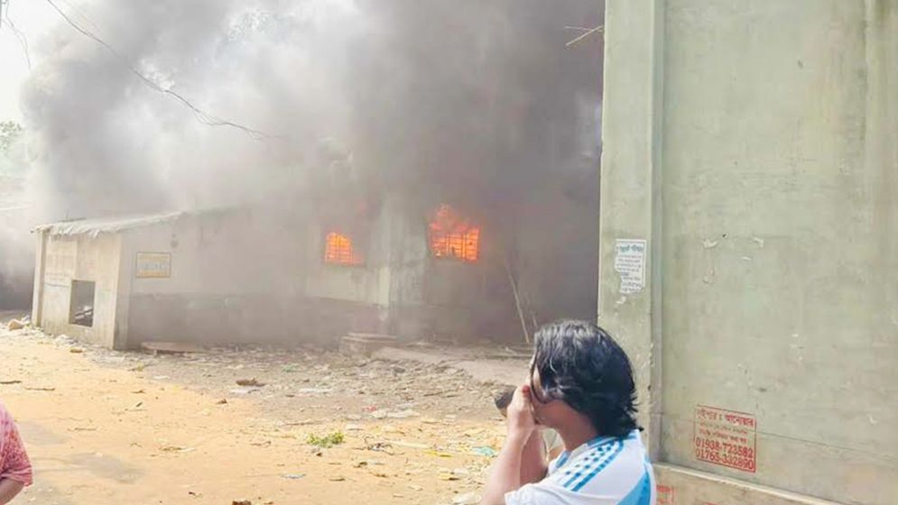  আশুলিয়ায় শ্রমিকদের দেয়া আগুনে পুড়ছে কারখানা