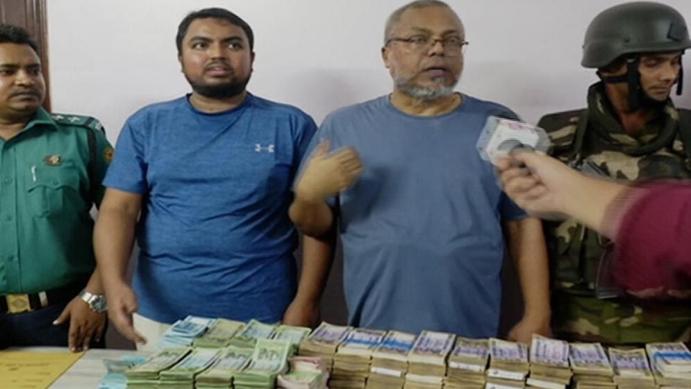 বাসায় বস্তা ভর্তি টাকা, অভিযানে আটক পুত্রসহ সাবেক সচিব